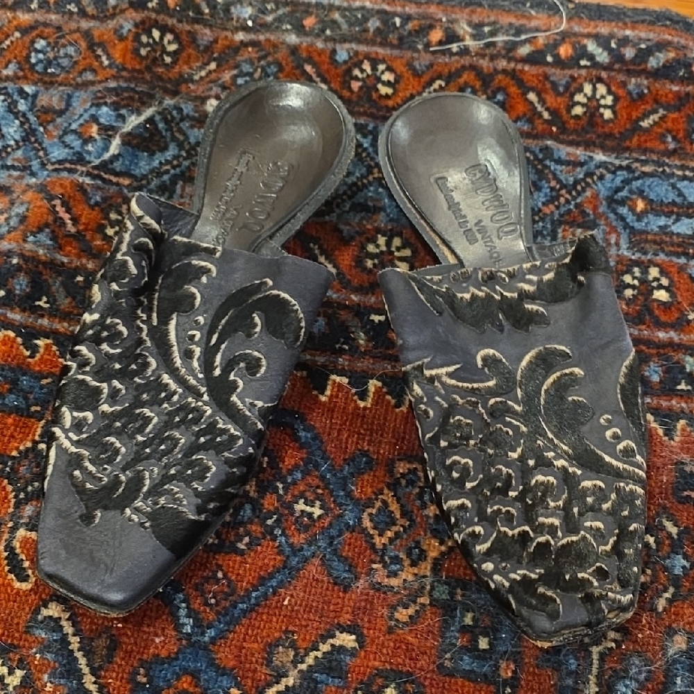 Cydwoq Vintage Black and Gold Leather Textured Mules